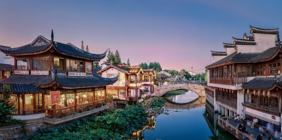 上海老街以馆驿街为界分为东西两段,保留了清末民国初年民居特色