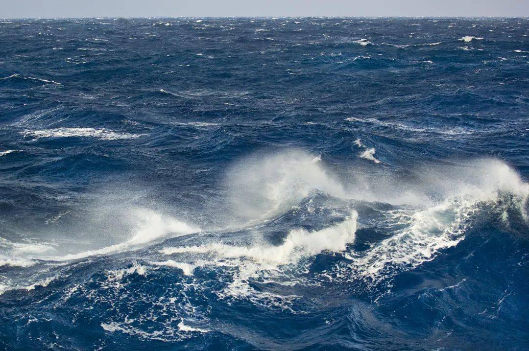 这是初始阶段的海浪风从海面"拖拽"起水来,形成"风浪"在距海岸较远的
