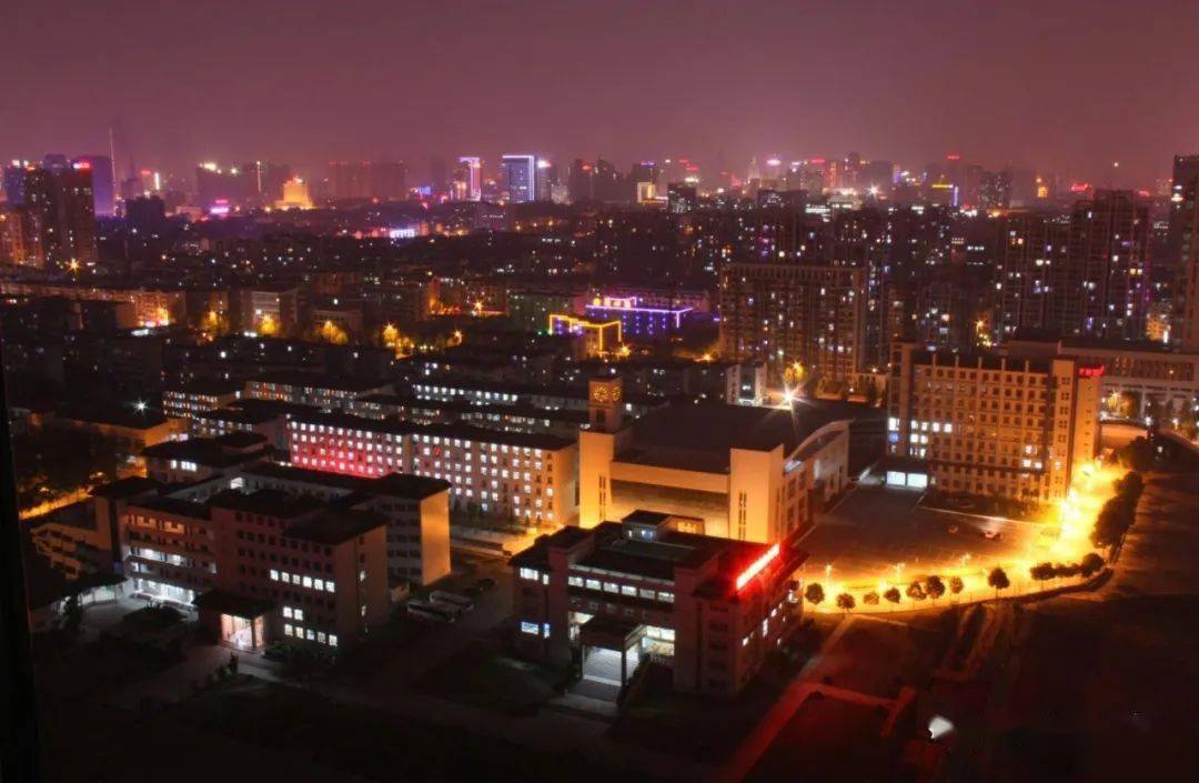 青海师范大学夜景图片