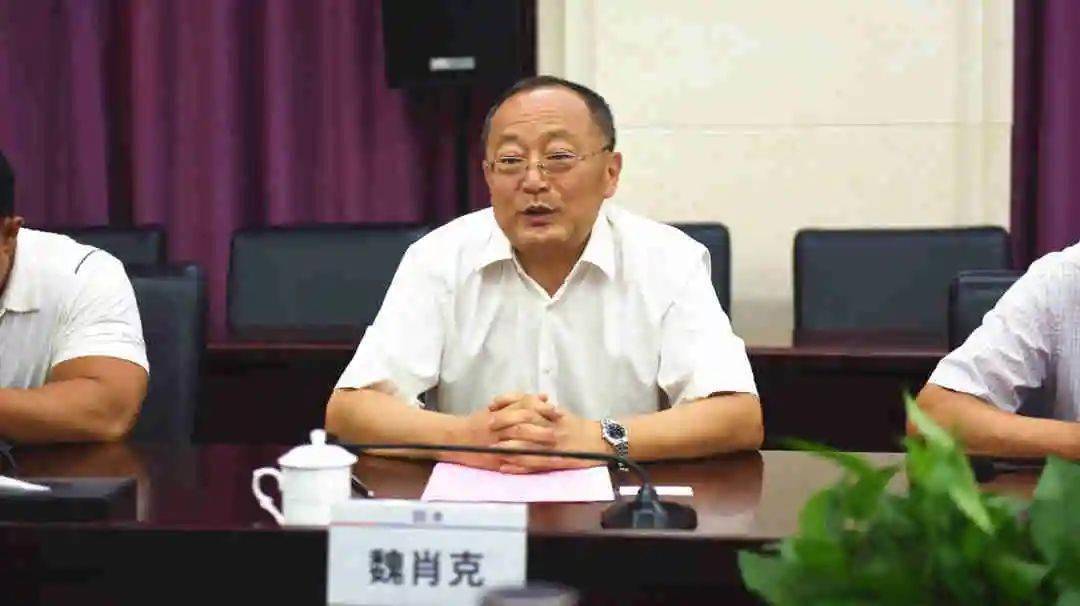 董事长魏肖克在座谈中发言公司总会计师黄孝琼,副总经理周晓东,市场