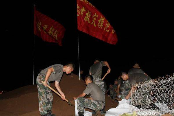 抗洪前线|"杨根思部队"连:今夜的大堤 是英雄的军绿色