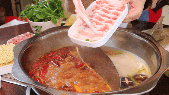 而且,那种大家围在一起的热闹火锅不仅好吃正宗川味鸳鸯火锅冰爽烧