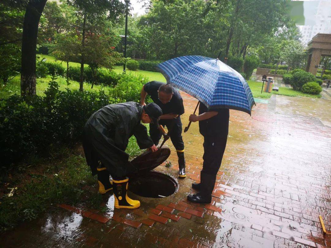 暴雨袭城保利物业人全力以赴为社区安全撑伞