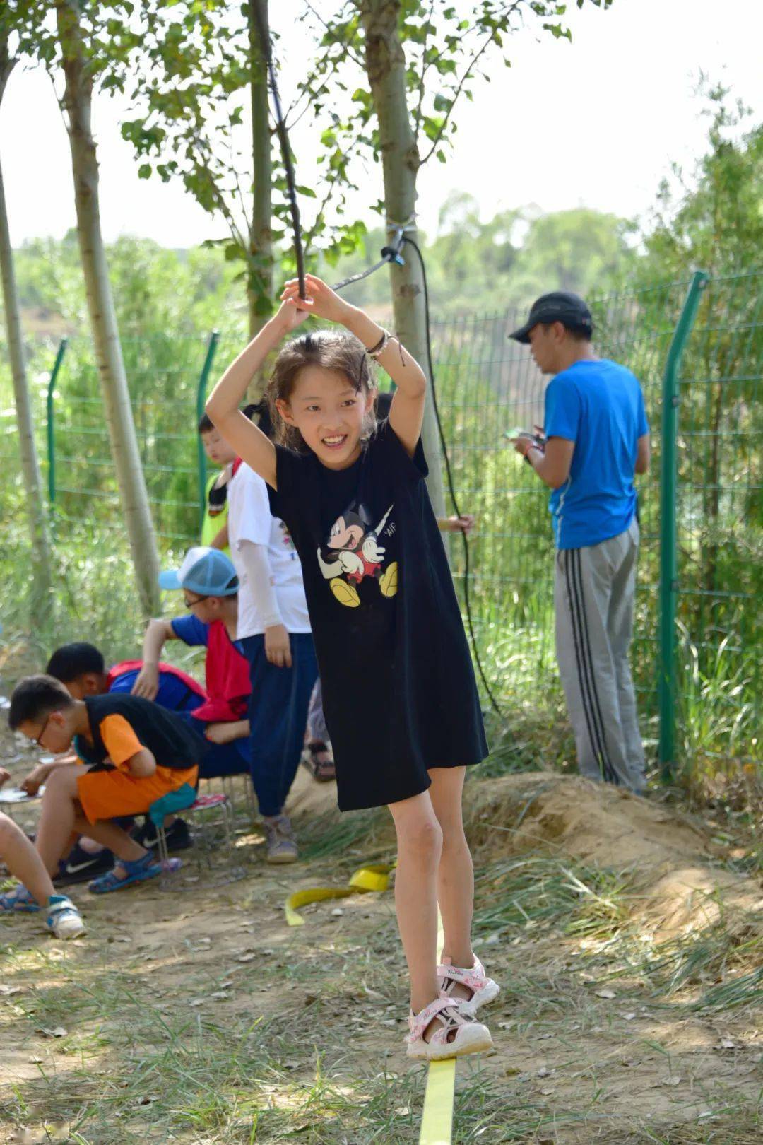 走扁带,是行走于固定在两点之间的扁带之上,保持身体平衡,甚至完成