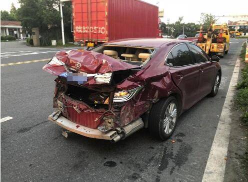 "如果再往前挪一米,就成肉饼了……"高速上6吨重的钢卷砸中小轿车