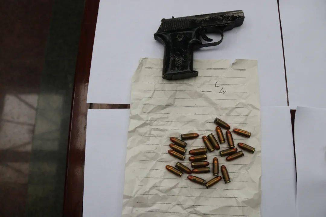 犯罪成员的过程中,警方先后扣押涉案车辆4台,仿六四式手枪1把,子弹23