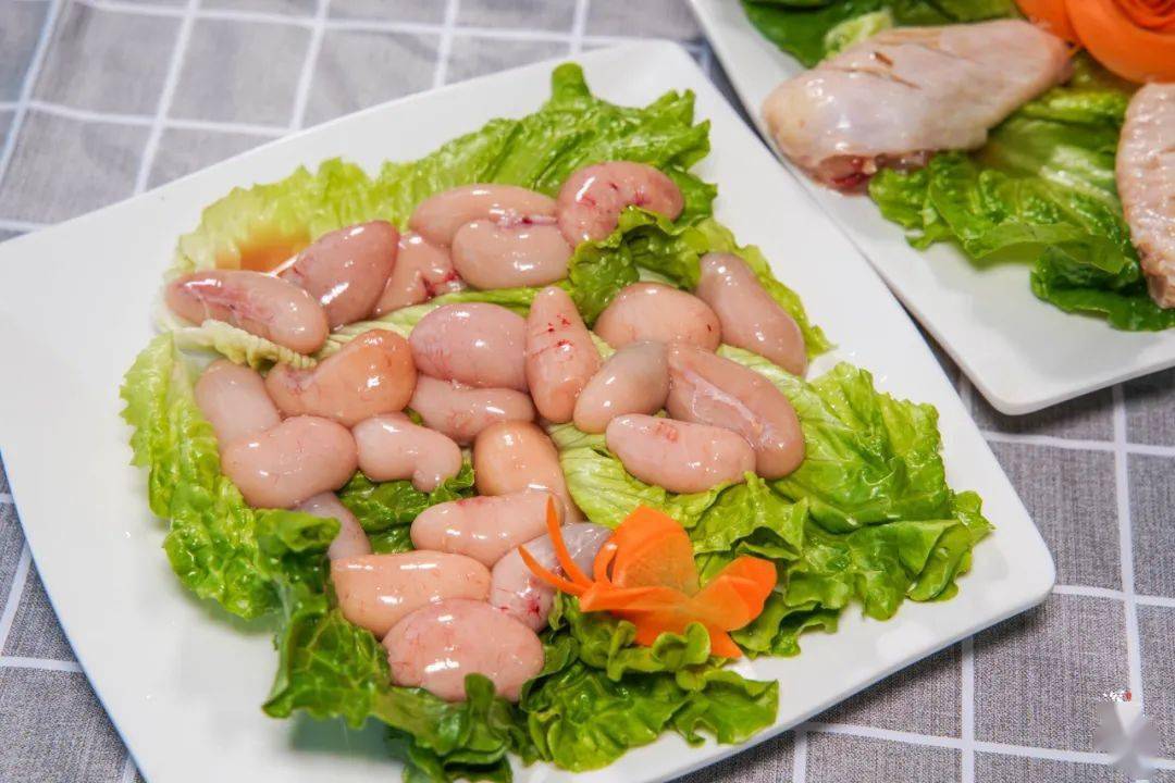 羊肚  店里还有素菜 花菇烤起来也是特别的好吃  他家还有鸡翅,公鸡蛋