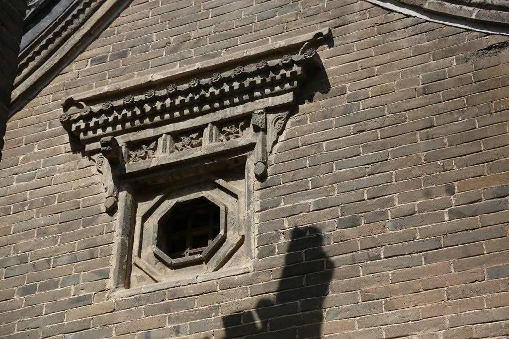 安氏民居过厅,厢房均是单檐硬山楼阁式建筑,门窗,柱子,扇屏等木雕构件