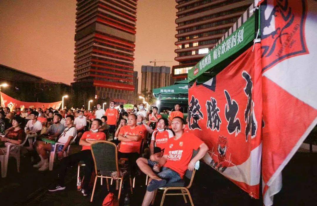 激情武汉卓尔第二主场球迷畅饮青岛啤酒