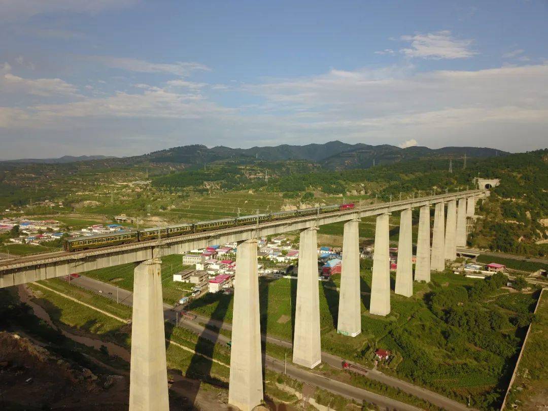 太中银铁路穿境而过,环城高速通达四野,吕梁机场连接八方,立体式交通