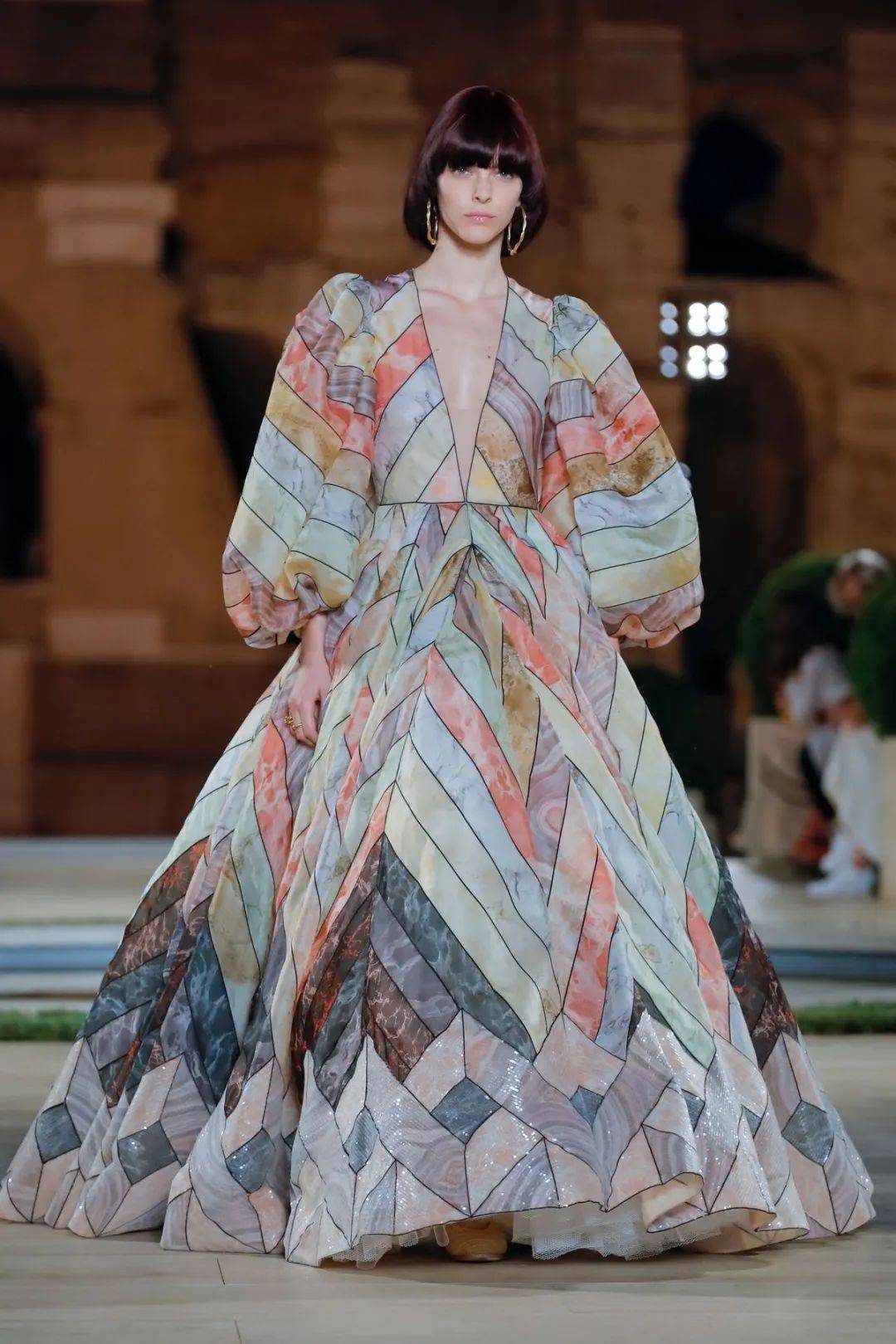 风格—fendi""发展至今,芬迪品牌以其奢华皮草和经典手袋在世界高级