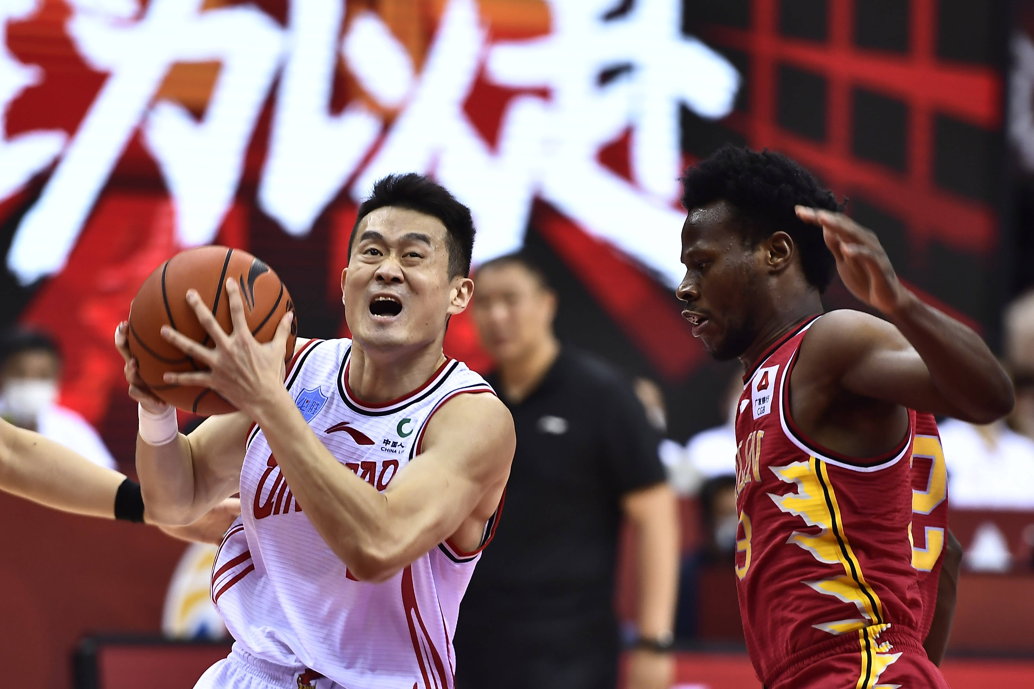 7月27日,青岛国信双星队球员赵大鹏(右)在比赛中进攻.