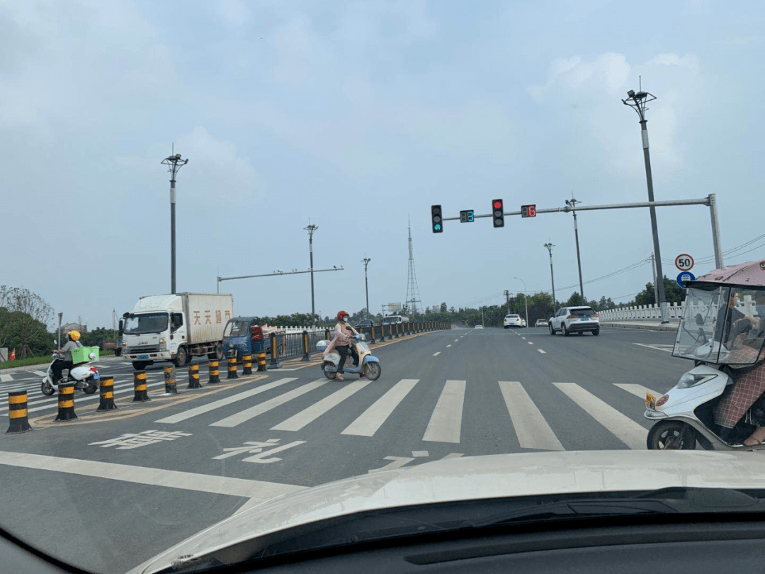 各位司机这个路口三个车道都可以直行