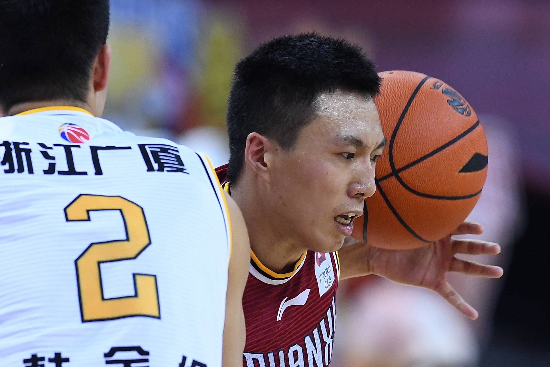 7月27日,山西汾酒股份队球员田桂森在比赛中突破.