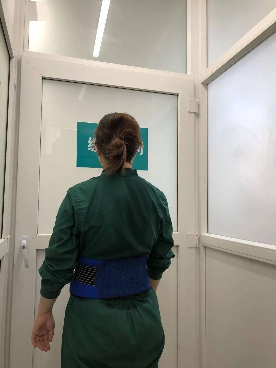 直击发热门诊医护人员下班累的走不动先休息会儿才能打车回家​