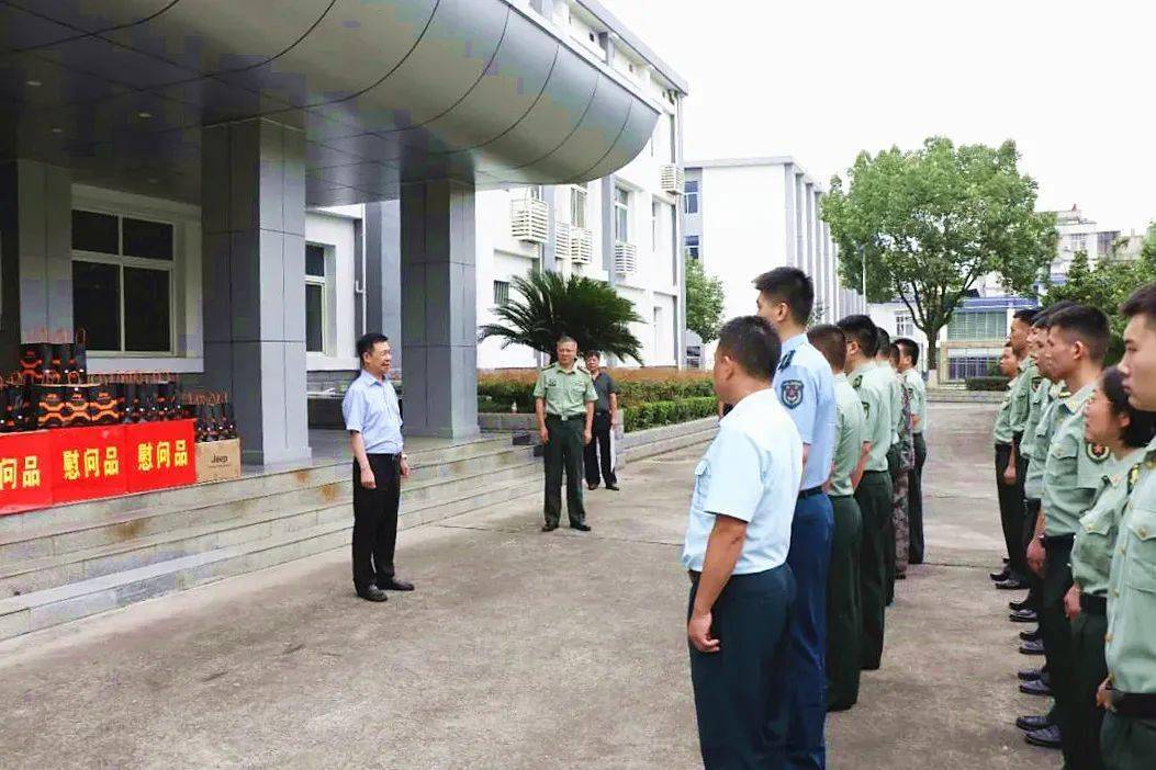 郭青看望慰问安康军分区官兵