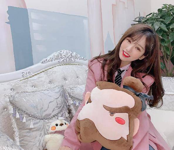 眼尖的网友发现,李佳洁背的包包叫作"小暖",是武侠网游《逆水寒》的一