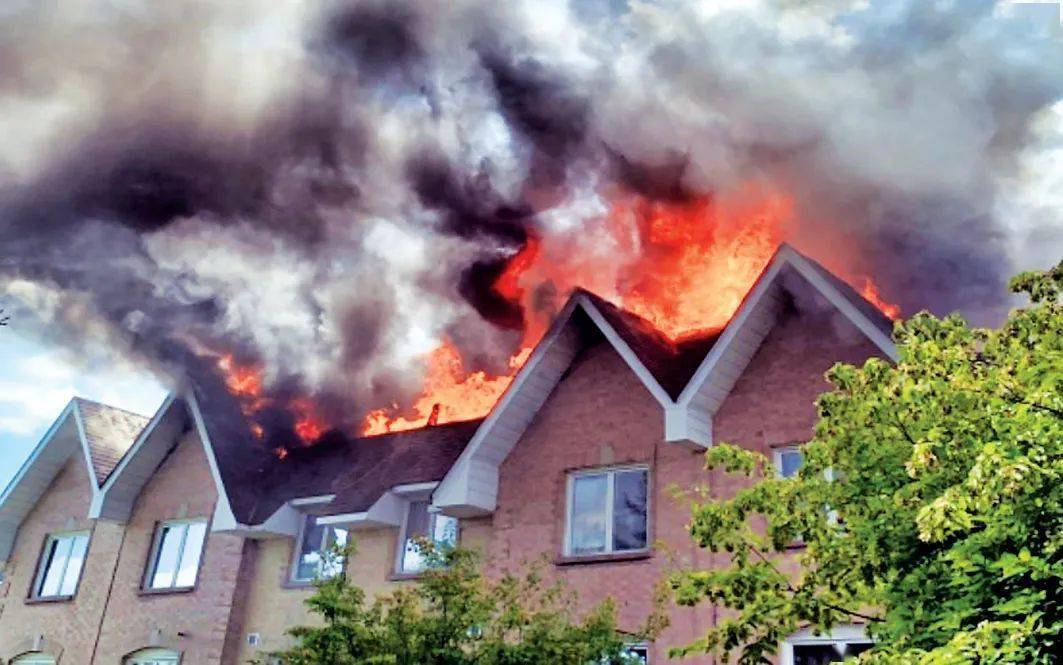 太可怕了!烈市镇屋冲天大火!殃及16个单位!