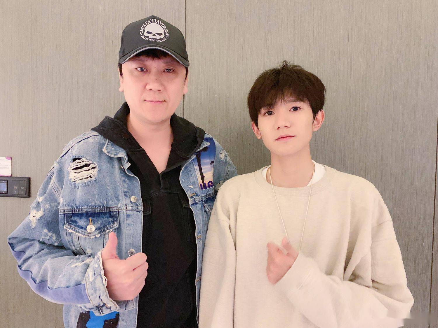 王源帅气合照来啦,清新少年帅气满分