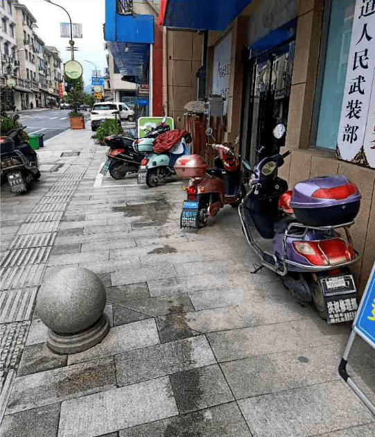 桐庐县旧县街道港桐路路面非机动车乱停放.