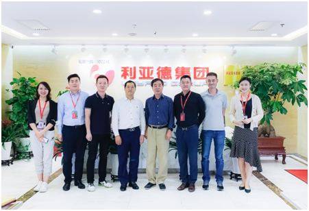国美零售总裁王俊洲(右4)和利亚德集团董事长李军(左4)与合影留念