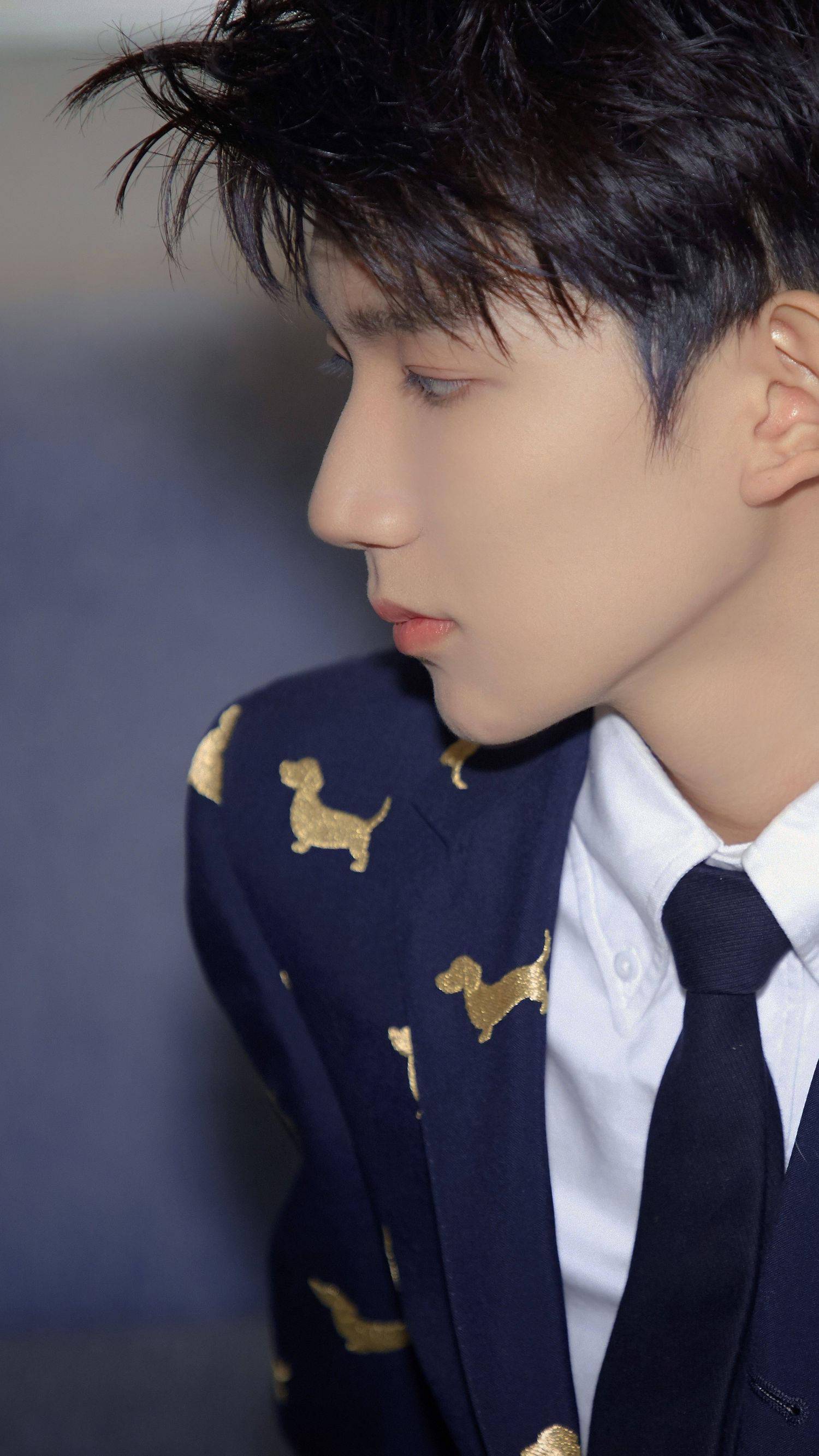 王源神级侧颜绝杀图是比好看还特别的存在呀