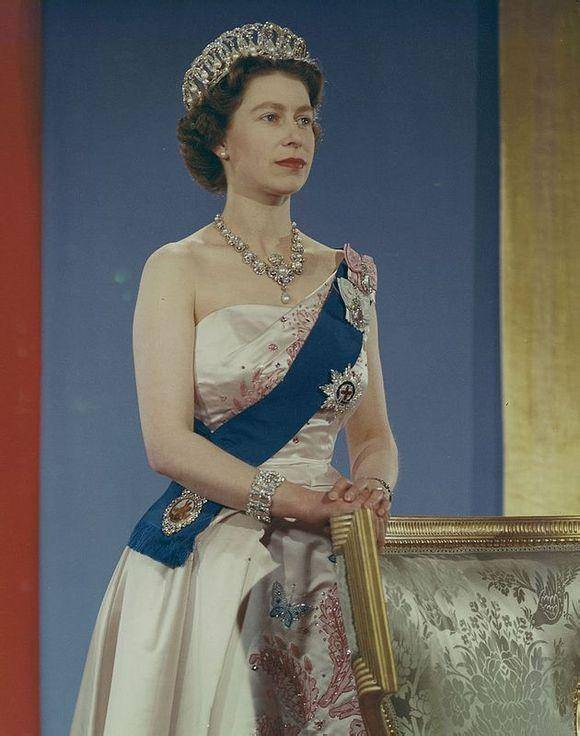 世界上最美的女王礼服图片