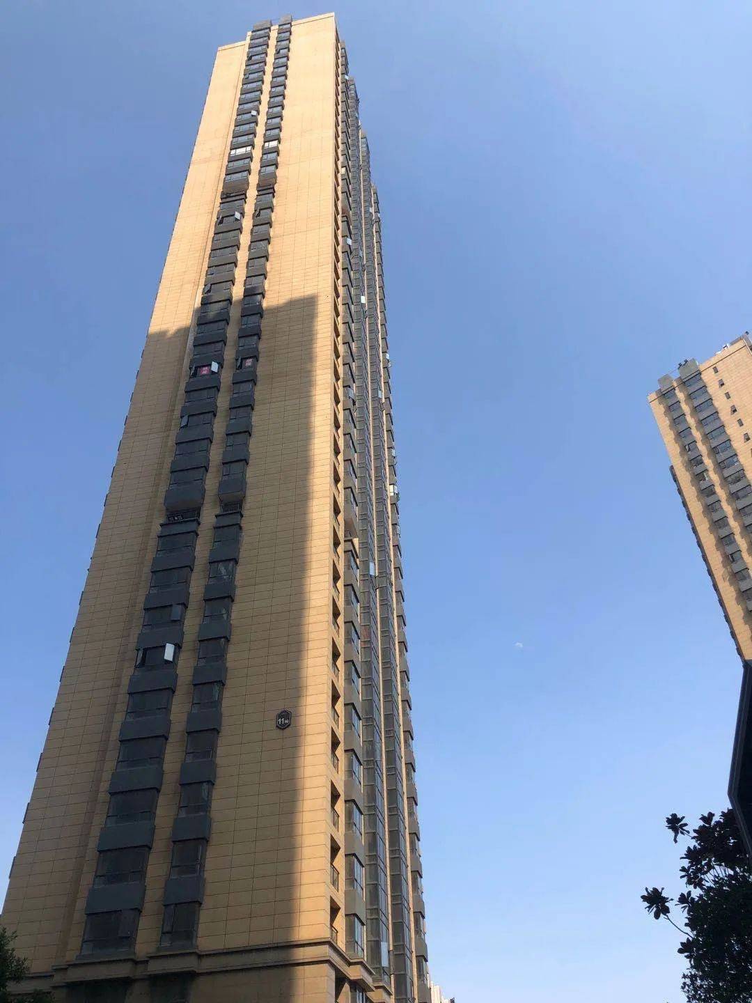 业主们几经询问才得知,他们抽签抽到的回迁房,都是整栋楼的消防避难层