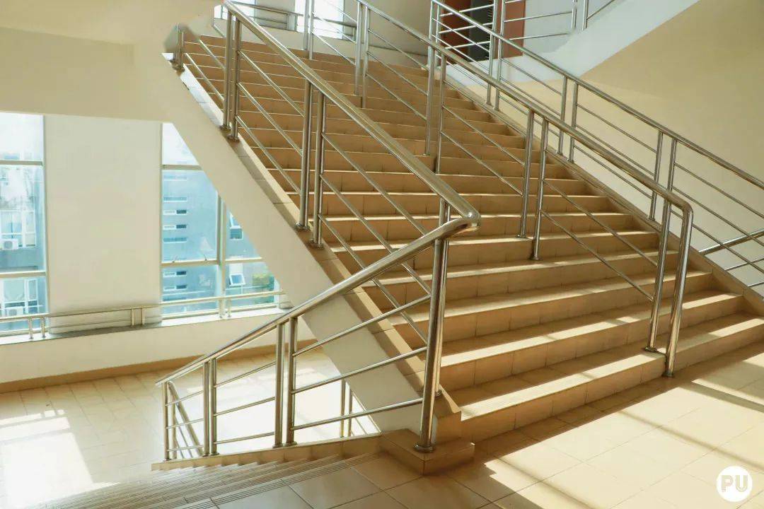 广大的文科教学楼一共有五栋,文清楼,文新楼,文俊东西楼,文逸楼,"清新