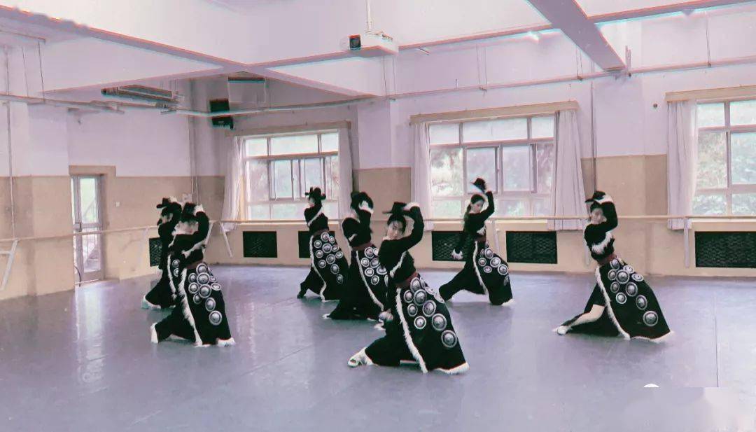 石榴籽舞团创意改编藏族舞《喜马拉雅·热》惊艳全场!