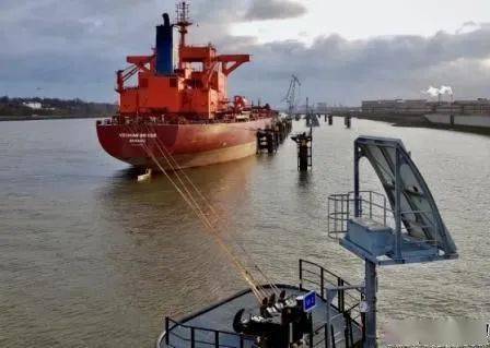 这些太阳能电池板能向带有集成绞盘的快速释放系泊钩的装置提供电力