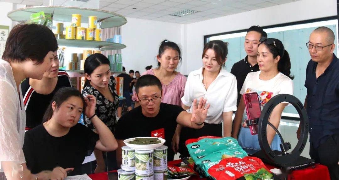 直播前,老师向学生讲解示范直播带货