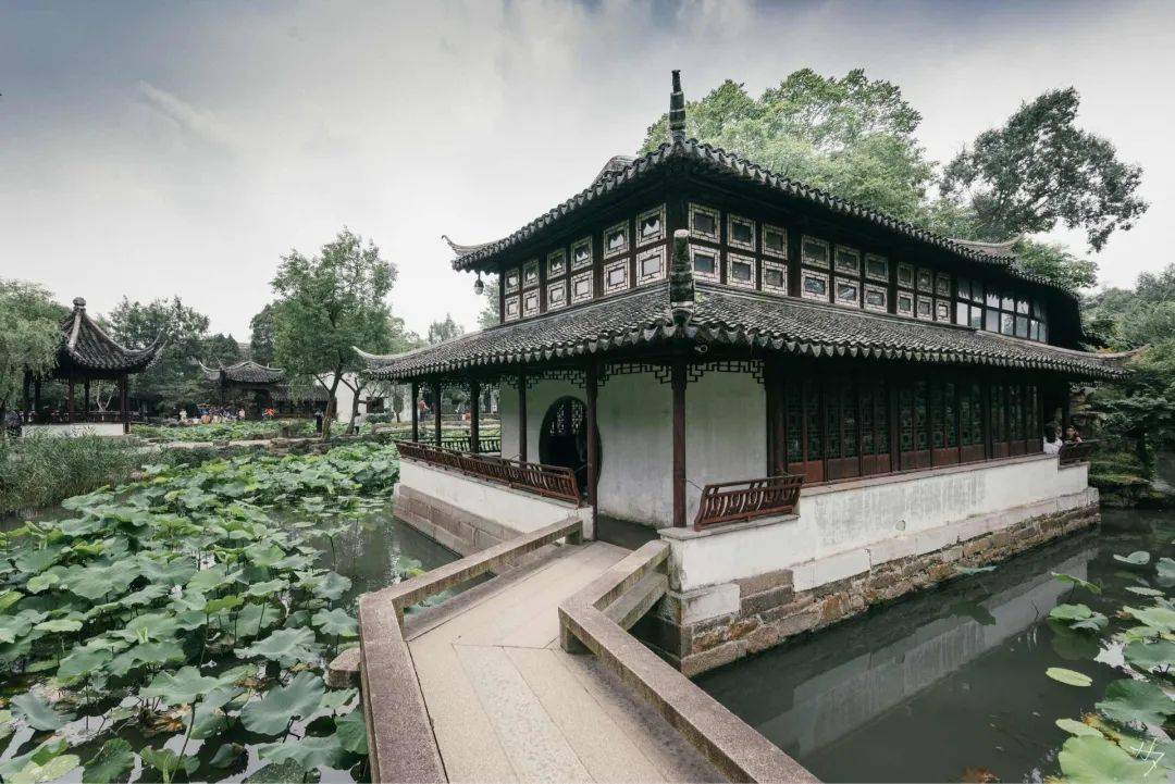 拙政园丨见山楼阁与楼相似采用重檐四面开窗造型较楼更为轻盈