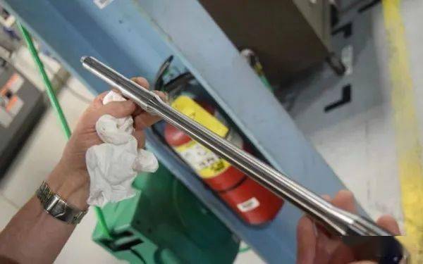 枪管为什么不能铸造,非要用铁棒钻出来?