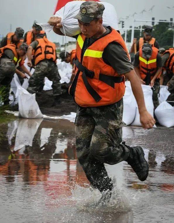 防汛救灾第一线巢湖守堤人
