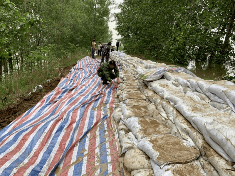 连夜抢险!_沙袋
