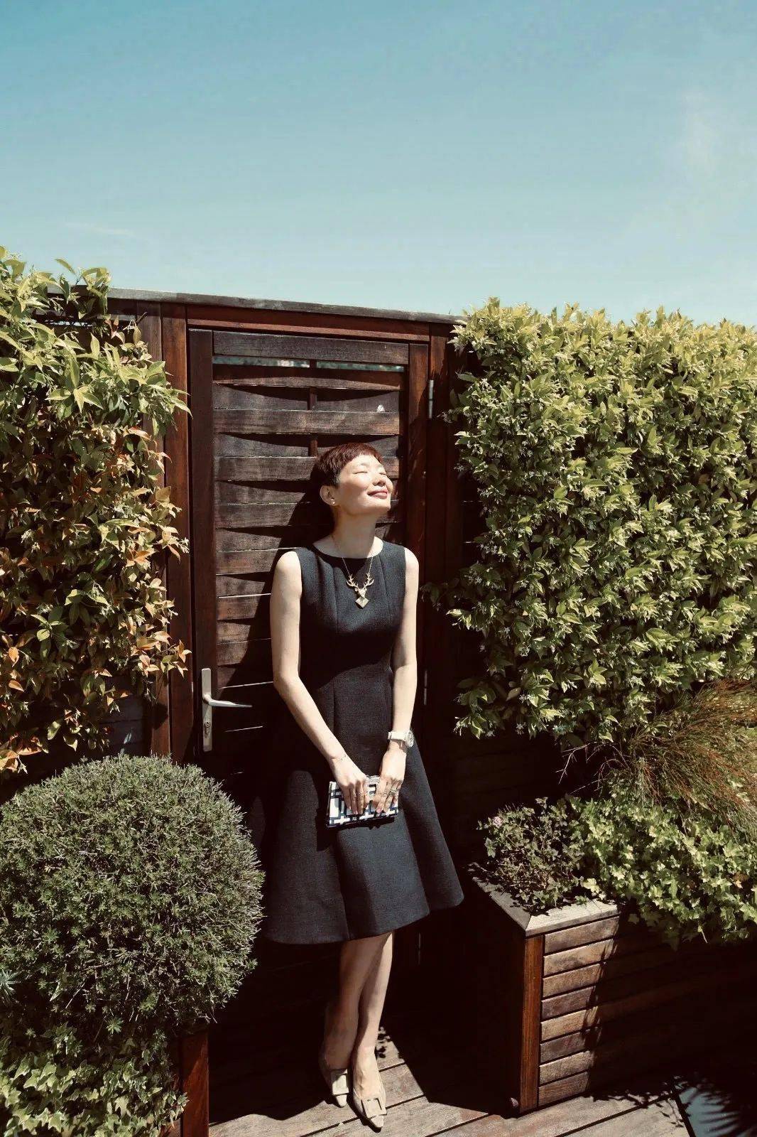 身为elle china前主编,晓雪的脸上总是挂着从容不迫的微笑,举手投足间