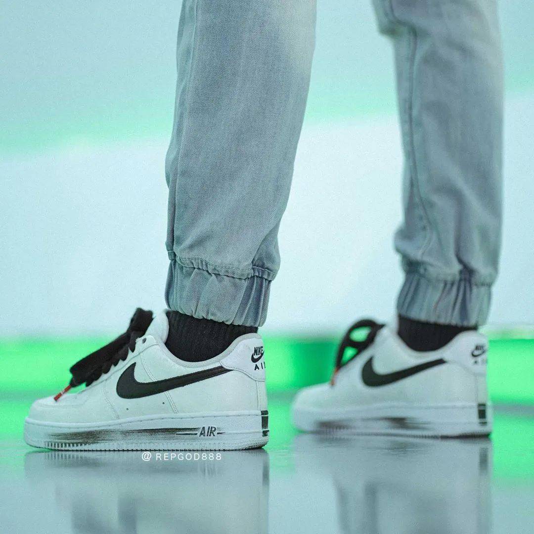 权志龙 x 耐克af1"白色刮刮卡"反系鞋带上脚!_黑色