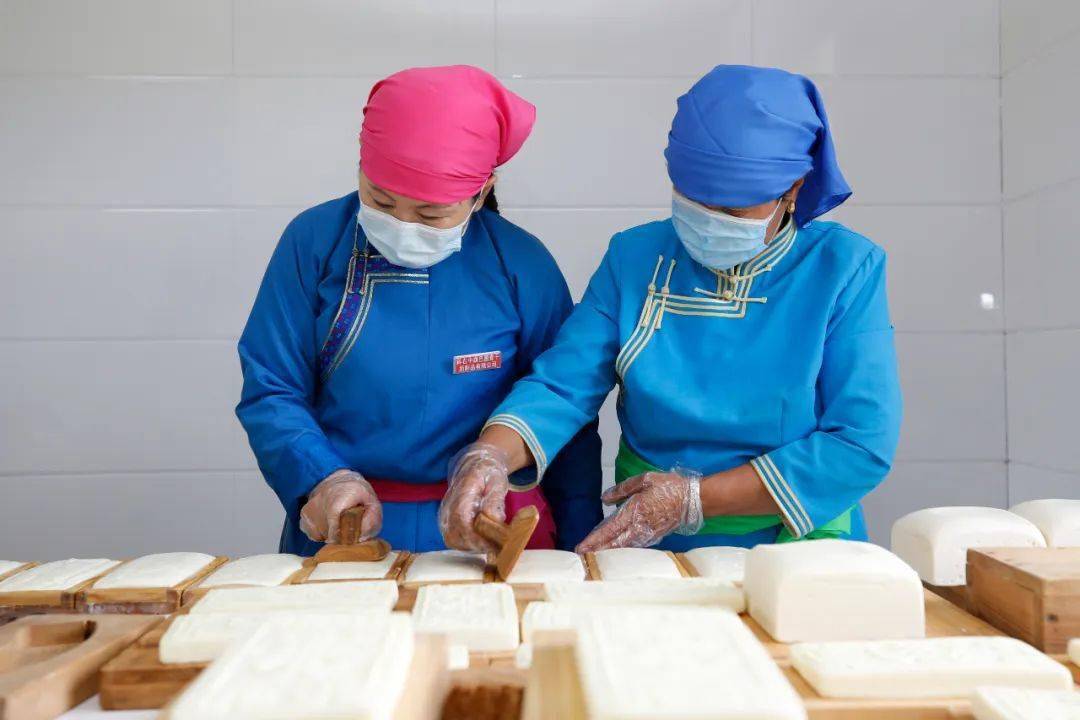 熬酸奶制作奶豆腐近年来,随着乡村旅游的快速发展,科右中旗巴图查干奶