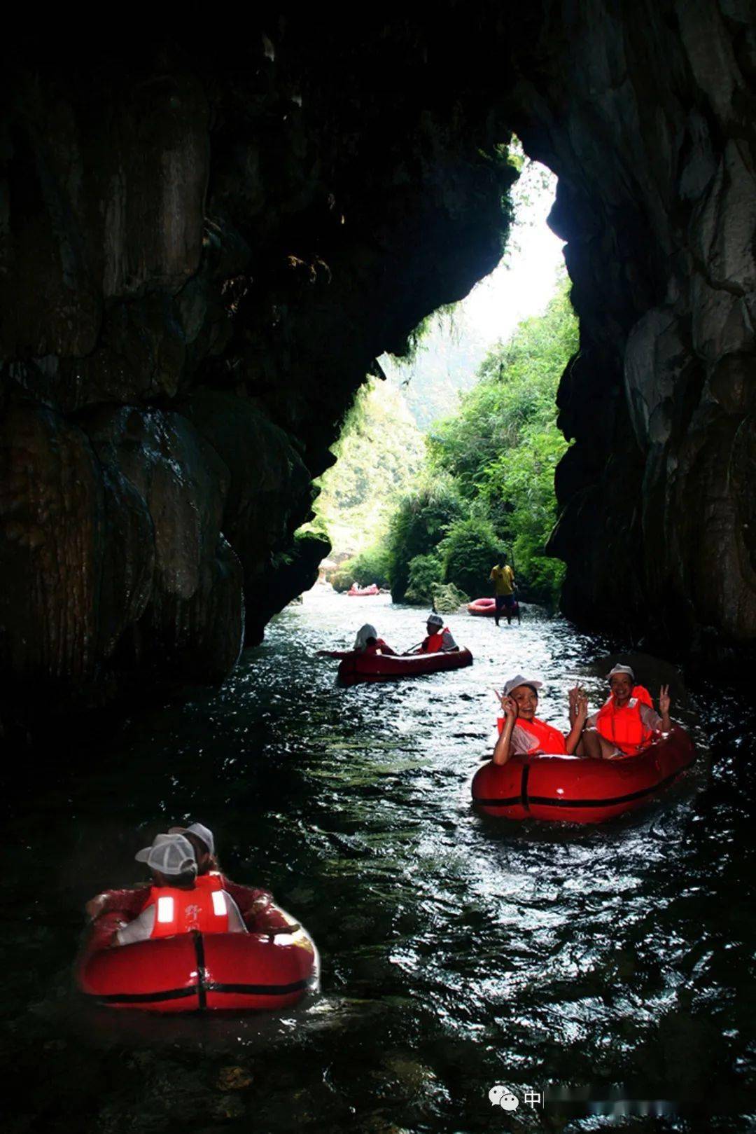 洞中漂流 / 佚名 摄野洞河漂流 / 时宏平 摄野洞河漂流位于黔东南州