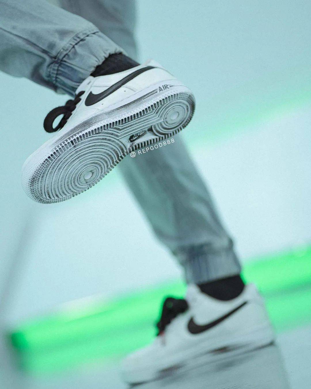 权志龙 x 耐克af1"白色刮刮卡"反系鞋带上脚!_黑色