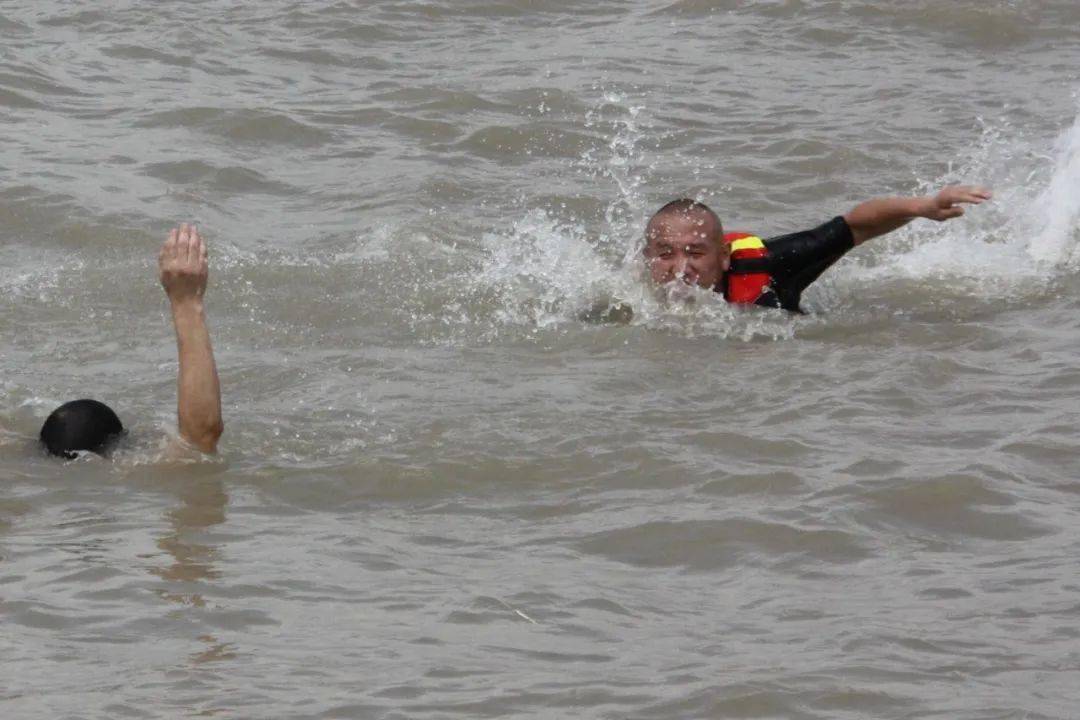 从水里捞人的警察,13年救起344条生命