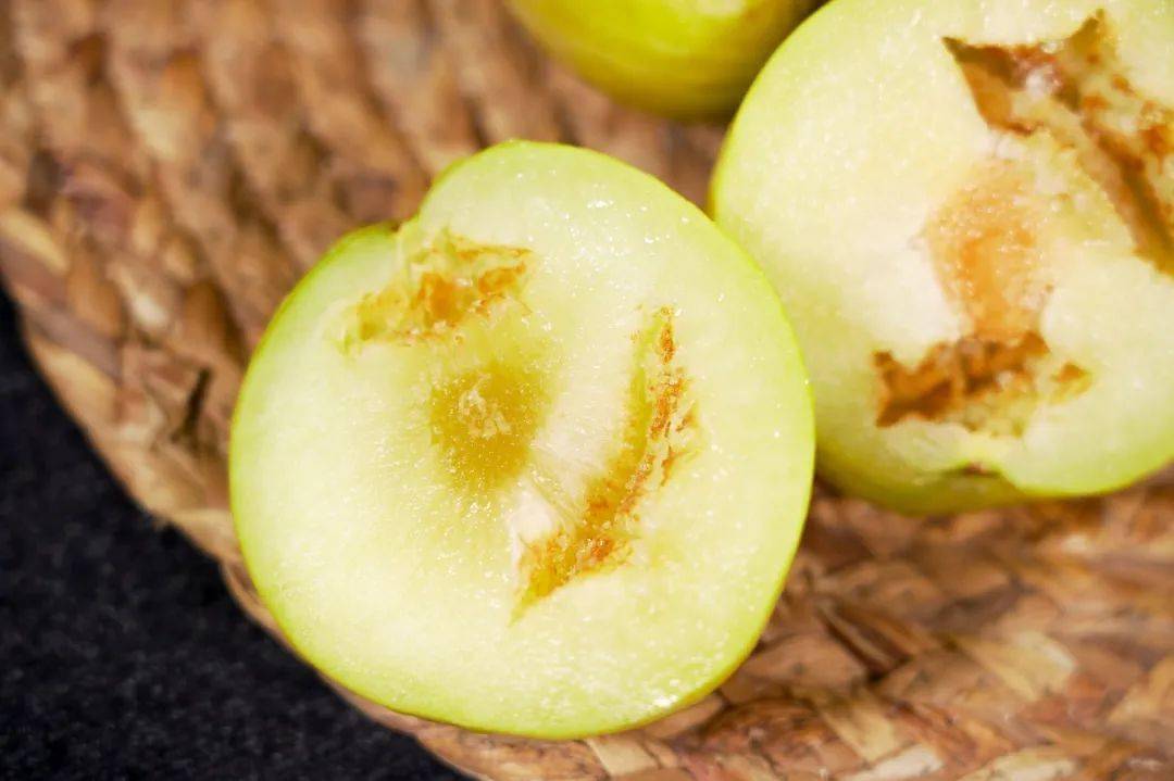 夏天最不缺就是好果子而韶关九峰山的黄金奈李正是其中的佼佼者识食的