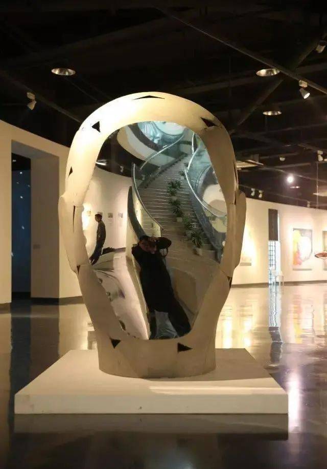 傅中望先生雕塑作品《长寿椅》此次大赛邀请傅中望先生担纲荣誉评审