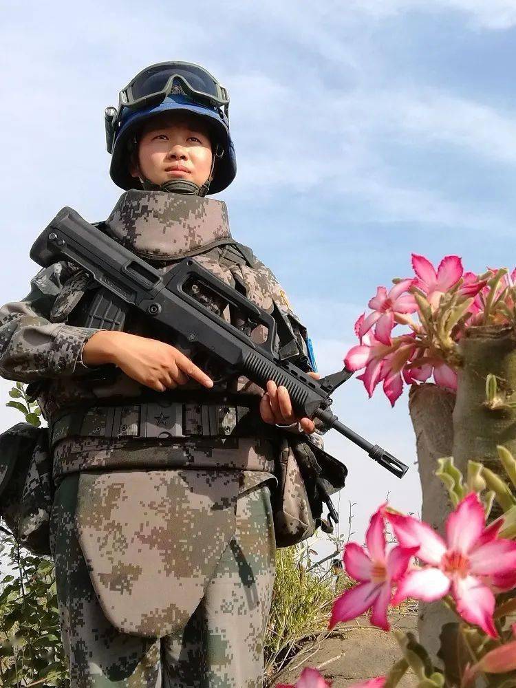 瞿晓倩在南苏丹执行任务每到晚上,瞿晓倩和张钦就到处找安静的营房.