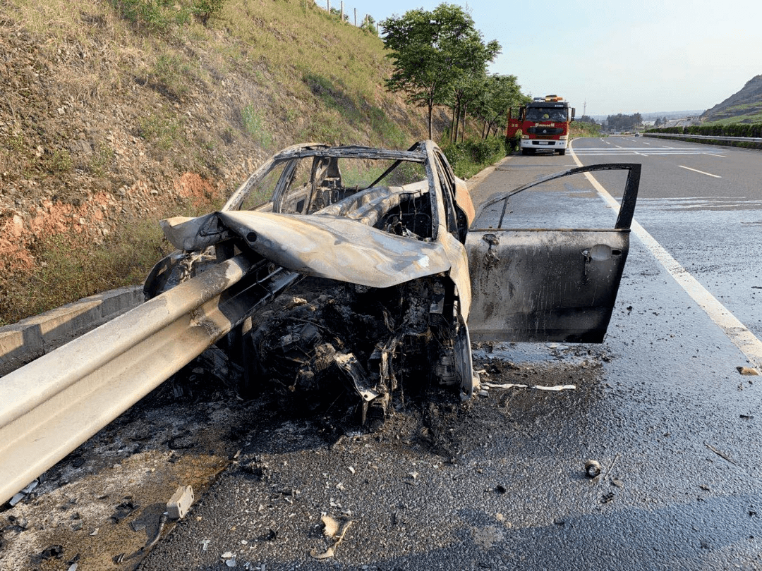 黑烟滚滚!曲陆高速小车起火,片刻烧得只剩车骨架