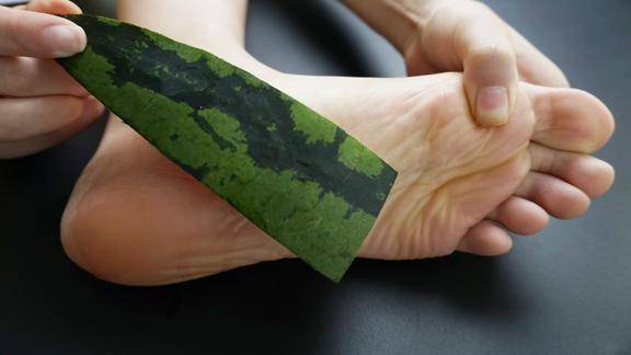 西瓜皮敷在脚板上太厉害了解决了好多人的烦恼不知道太可惜了