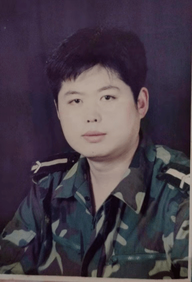 1999年入伍,66455部队炮兵,2005年参加工作,先后参建济东高速,新晋