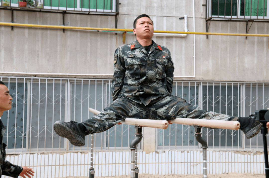建军节丨探访武警石泉中队:来看帅气兵哥的一天_被子