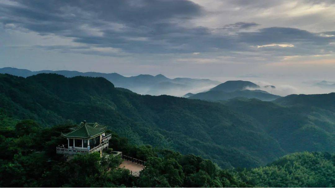 旭光观日摄于德清县莫干山旭光台返回搜狐,查看更多